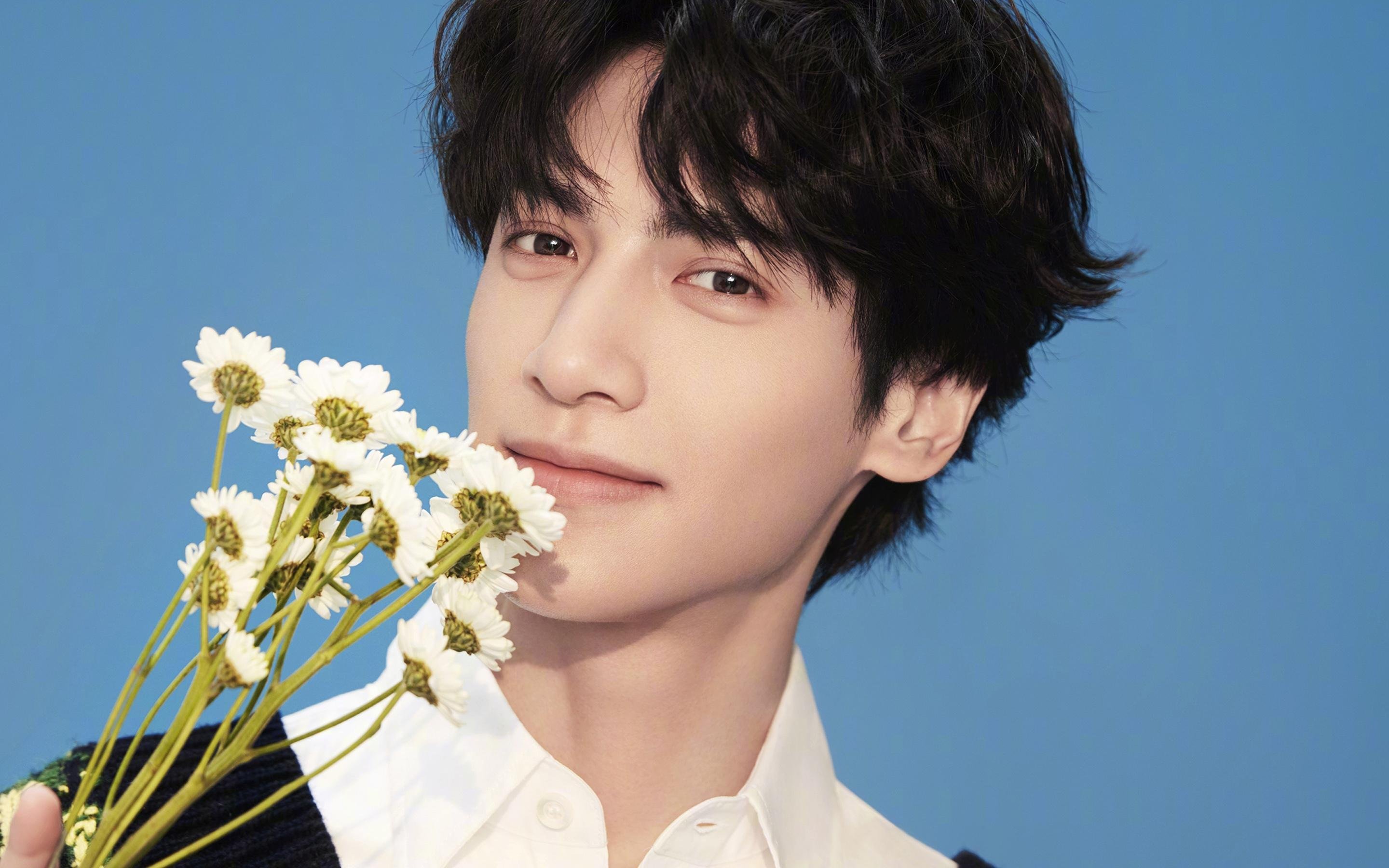 多平台转播提升橄榄球影响力，橄榄球传球的动作视频